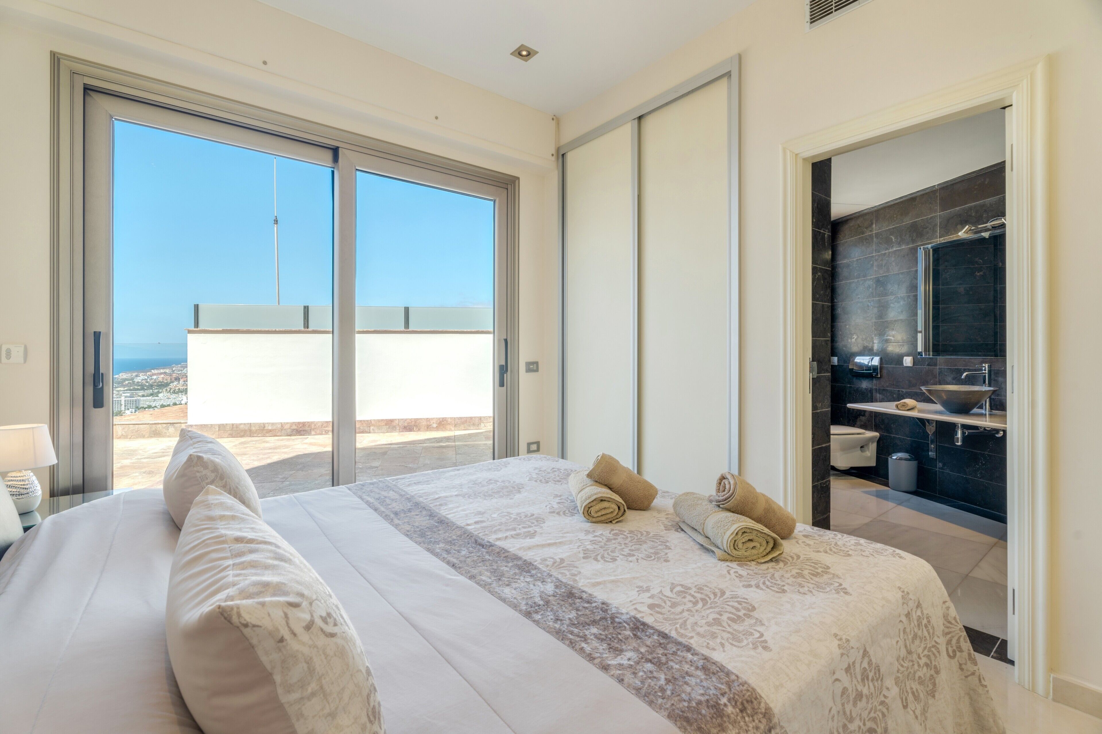 4 habitaciones, tabla de planchar con plancha y wifi gratis 