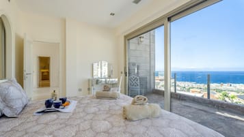 4 makuuhuonetta, silitysrauta/-lauta, ilmainen Wi-Fi, vuodevaatteet