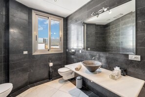 Een douche, een haardroger, handdoeken