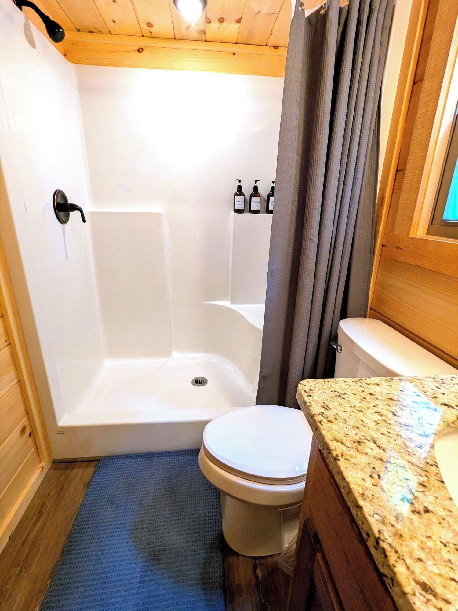 Sèche-cheveux, serviettes fournies