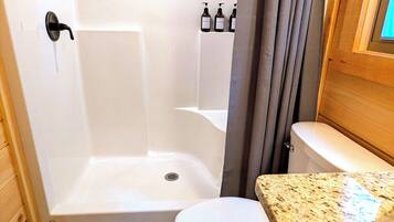 Sèche-cheveux, serviettes fournies