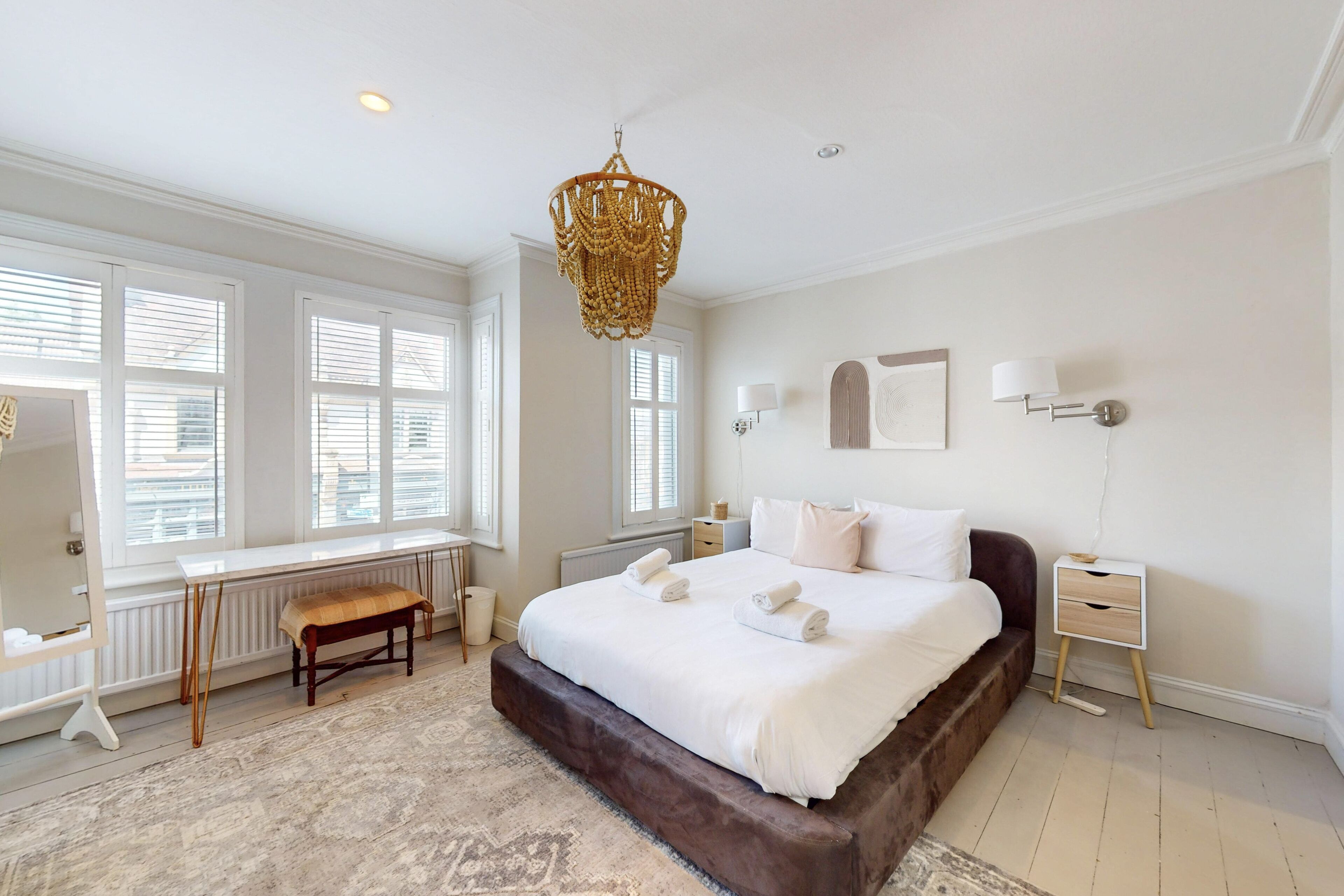 3 bedrooms, desk, WiFi, bed sheets