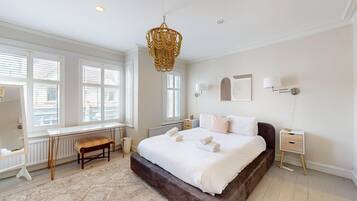 3 bedrooms, desk, WiFi, bed sheets