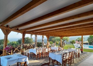 Outdoor dining - Arcobaleno dell'Etna - Family Room with terrace and Etna-sea view (Calatabiano)