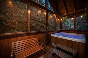 Indoor spa tub - Minutes to Pigeon Forge! Cozy cabin for couples (Pigeon Forge)