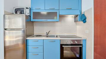 Frigorifero, microonde, forno, piano cottura