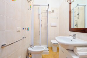 Douche, sèche-cheveux, serviettes fournies