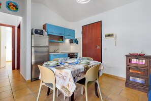 Een koelkast, een microgolfoven, een oven, een kookplaat