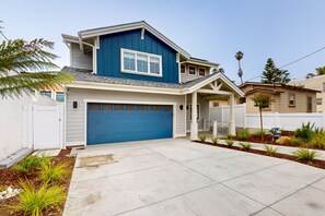 Exterior - Beautiful Oceanview home with outdoor grill and spacious rooftop (Pismo Beach)