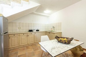 Fridge, stovetop, coffee/tea maker, electric kettle