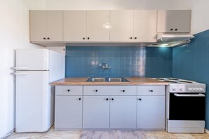 Réfrigérateur, four, plaque de cuisson, bouilloire électrique