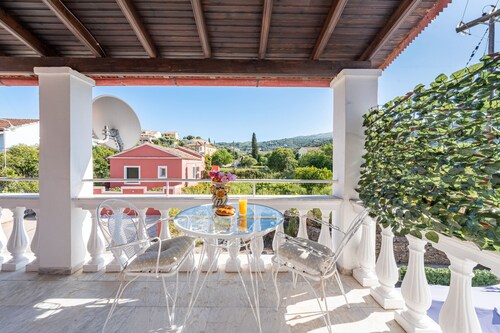 Apartment „Kassiopi 2“ mit Bergblick, WLAN und Klimaanlage