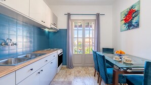 Kaffetrakter/tekoker, kjøleskap, mikrobølgeovn og ovn