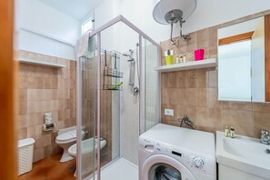 Shower, hair dryer, bidet, towels