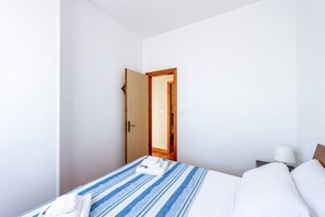 2 bedrooms, iron/ironing board, travel crib, WiFi - Portobello sul mare by Rentbeat (Villanova)