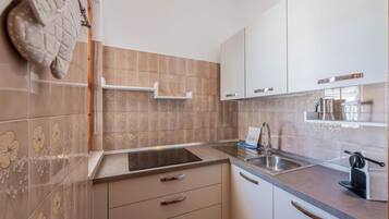 Frigorifero, microonde, forno, piano cottura