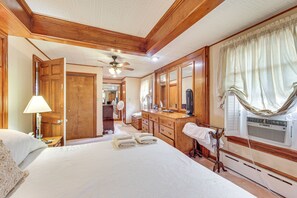 3 bedrooms, desk, iron/ironing board, travel cot