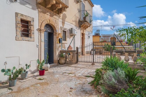 Apartment 'La Casa Di Lucia' with Sea View, Wi-Fi and Air Conditioning