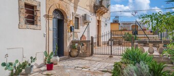 Apartment 'La Casa Di Lucia' with Sea View, Wi-Fi and Air Conditioning