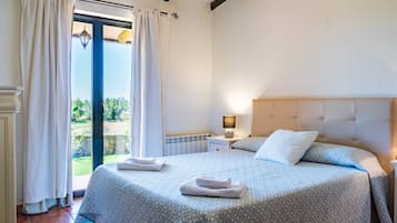 4 makuuhuonetta, silitysrauta/-lauta, ilmainen Wi-Fi, vuodevaatteet