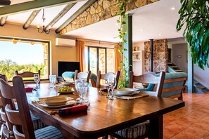 Dining - Country House 'Amaltea' with Mountain View, Wi-Fi and Air Conditioning (Candeleda)