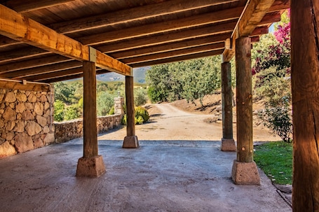 Jardines del alojamiento. Casa rural 'Amaltea' con vistas a la montaña, Wi-Fi y aire acondicionado