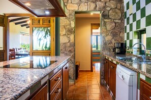 Fridge, microwave, oven, stovetop - Country House 'Amaltea' with Mountain View, Wi-Fi and Air Conditioning (Candeleda)