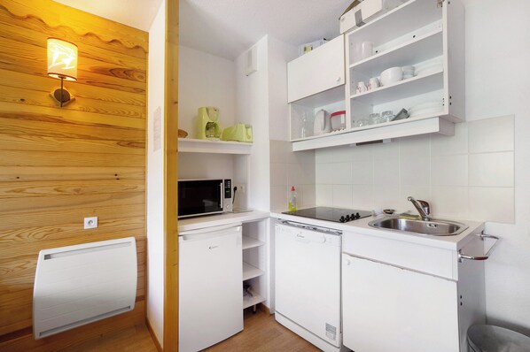 Kühlschrank, Mikrowelle, Herdplatte, Geschirrspüler