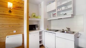 Frigorífico, microondas, placa de cocina y lavavajillas