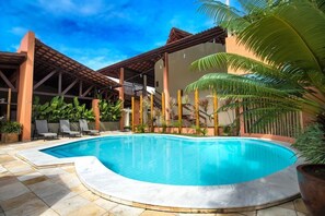 Una piscina al aire libre