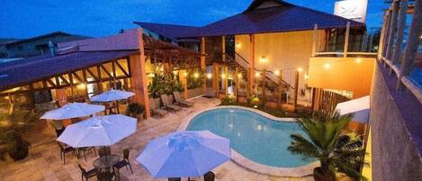 Una piscina al aire libre