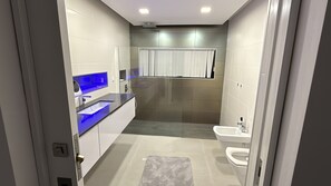 Suihku, hiustenkuivaaja, pyyhkeet