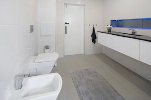 Een douche, een haardroger, handdoeken