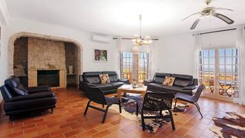 Televisión y chimenea