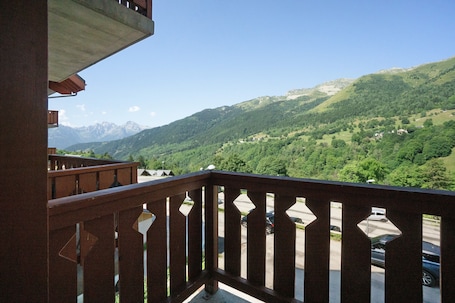 Property grounds. Apartment 'A3 209 Appart Au Pied Des Pistes' with Mountain View and Balcony