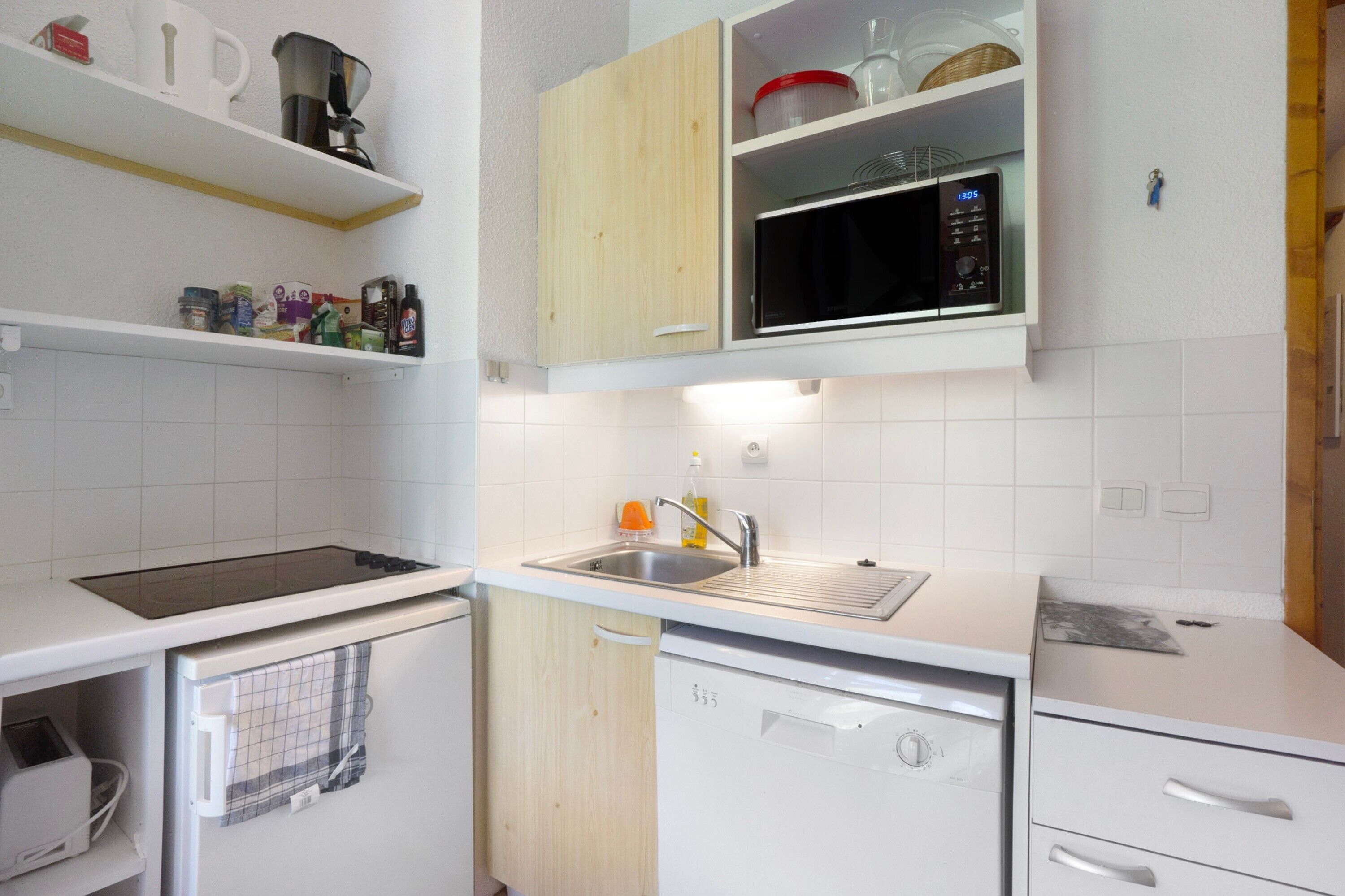 Réfrigérateur, micro-ondes, plaque de cuisson, lave-vaisselle