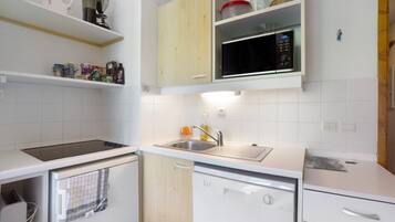 Réfrigérateur, micro-ondes, plaque de cuisson, lave-vaisselle