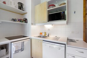 Geladeira, micro-ondas, cooktop, lava-louças