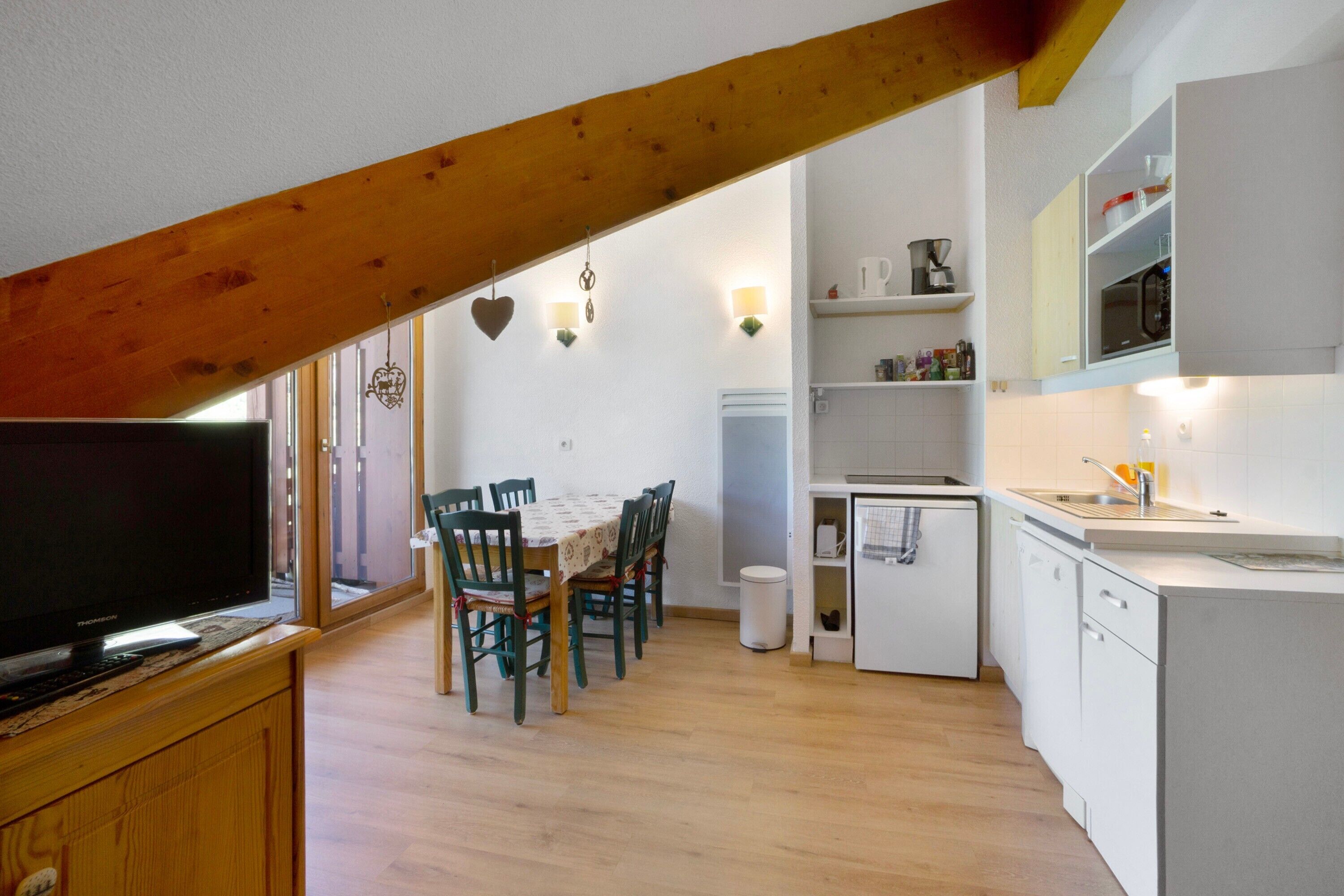 Kühlschrank, Mikrowelle, Herdplatte, Geschirrspüler