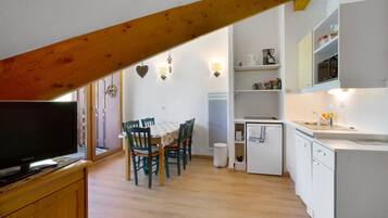 Kühlschrank, Mikrowelle, Herdplatte, Geschirrspüler