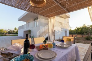 Outdoor dining - Bianca Balistris Villa with pool ten minutes from the cliffs of Polignano  (Polignano a Mare)