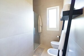 Secador de pelo, bidet, toallas, jabón