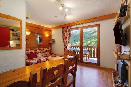 TV. Apartment 'A2 302 Appart Au Pied Des Pistes' with Mountain View, Balcony and Wi-Fi
