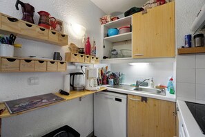 Kylskåp, mikrovågsugn, ugn och spishäll