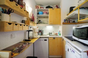 Fridge, microwave, oven, stovetop - Apartment 'A2 302 Appart Au Pied Des Pistes' with Mountain View, Balcony and Wi-Fi (Saint-François-Longchamp)