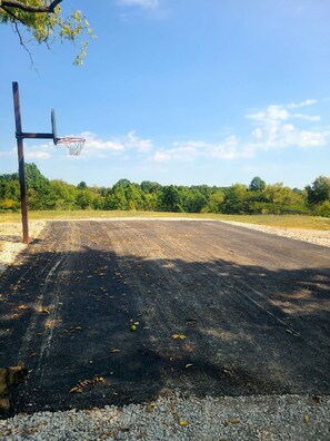 Sports court - The Bluebell Farmhouse/The Ark 8.6 miles/Walmart 3 miles/CLEAN! (Dry Ridge)