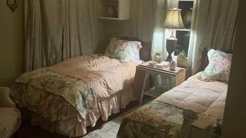 2 bedrooms, iron/ironing board, WiFi, bed sheets