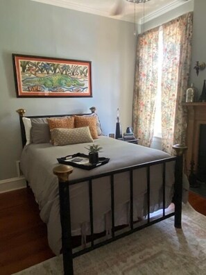 1 bedroom, iron/ironing board, WiFi, bed sheets - The Rumble Room, Jenny's Downtown Hideaway Bed and Breakfast-The Rumble Room (Laurel)