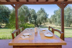 Outdoor dining - Apartment 'Il Nazareno - Il Gheppio' with Shared Pool, Wi-Fi and Air Conditioning (Cecina)