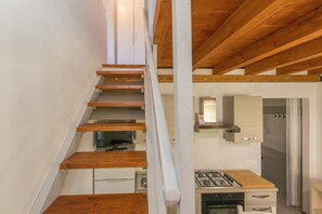 Fridge, stovetop, cookware/dishes/utensils - Apartment 'Il Nazareno - Il Gheppio' with Shared Pool, Wi-Fi and Air Conditioning (Cecina)